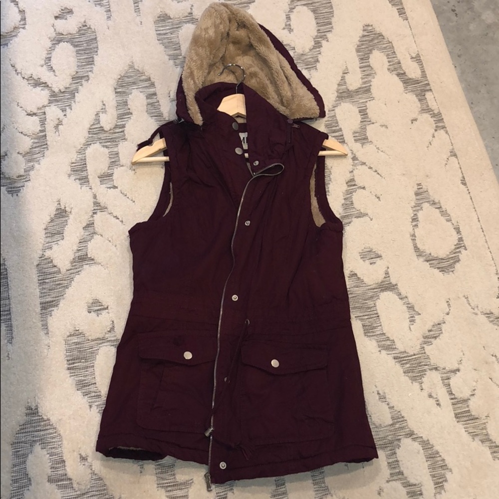 Maroon vest w/ detachable hood. L